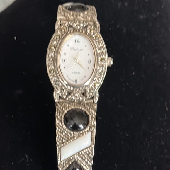 Ladies watch mother of pearl face quartz new battery marquisette with black onyx - Picture 2 of 11